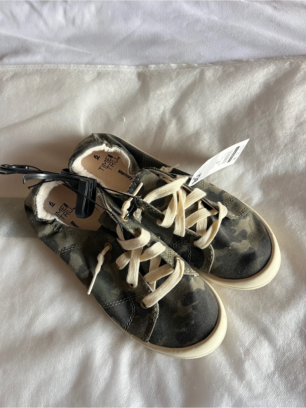 Time and Tru Women's Size 6 Camo Canvas Memory Foam Casual Shoes NWT 